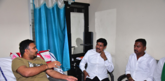 వికాస్ ను పరామర్శించిన ఎమ్మెల్యే…!